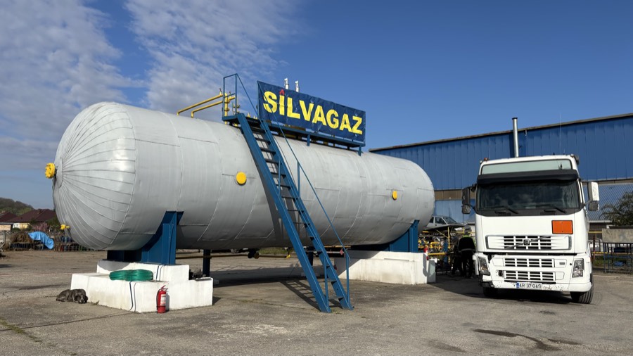 Rezervorul de stocare cu firma Silvagaz și cisterna trasă lângă el